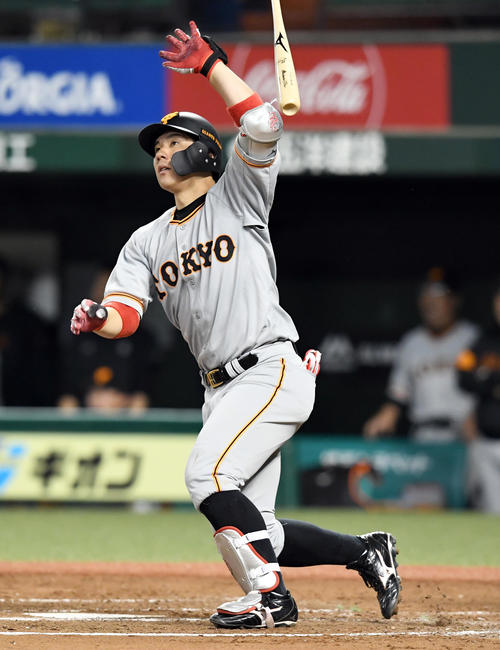 西武対巨人　4回表巨人2死二、三塁、左越えに3点本塁打を放つ炭谷（撮影・たえ見朱実）