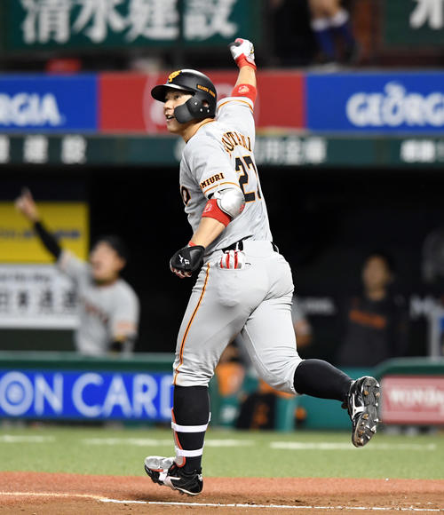 西武対巨人　4回表巨人2死二、三塁、左越えに3点本塁打を放ちポーズを決める炭谷（撮影・たえ見朱実）