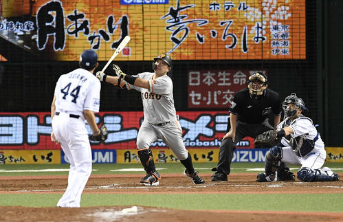 西武対巨人　5回表巨人2死、右越えソロ本塁打を放つ阿部。投手小川（撮影・鈴木みどり）