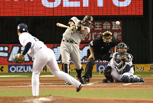 西武対巨人　7回表巨人1死一塁、通算350二塁打となる中二塁打を放つ阿部。投手粟津（撮影・鈴木みどり）