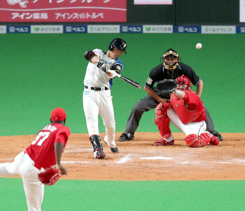 日本ハム対広島　10回裏日本ハム1死三塁、王柏融は同点となる適時二塁打を放つ（撮影・佐藤翔太）