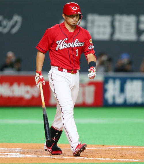 日本ハム対広島　延長10回表広島2死満塁、勝ち越しの押し出しの四球を選ぶ鈴木（撮影・垰建太）