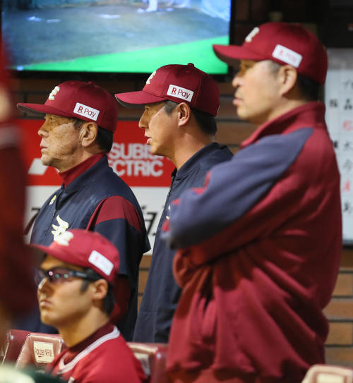 楽天対ヤクルト　戦況を見つめる楽天平石監督（中央）ら（撮影・足立雅史）