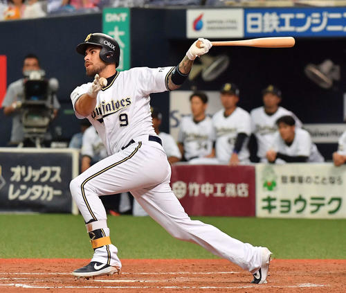 オリックス対中日　9回裏オリックス2死二、三塁、左前にサヨナラ適時打を放つロメロ（撮影・上田博志）