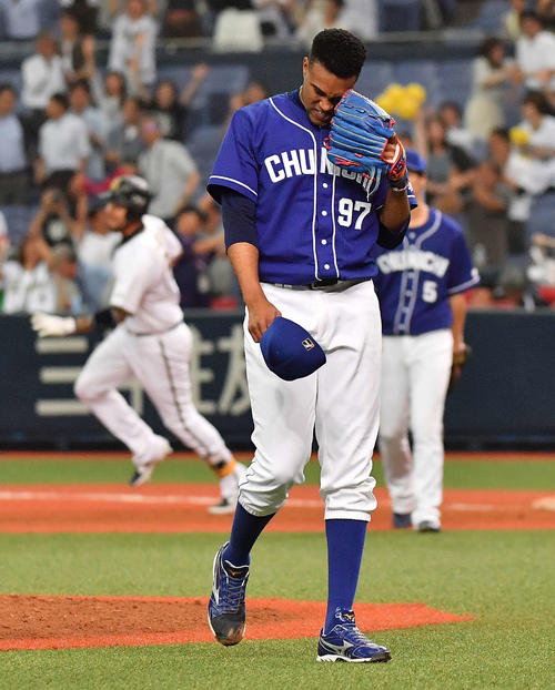 オリックス対中日　9回裏オリックス2死二、三塁、ステフェン・ロメロ（左）に左前サヨナラ適時打を浴び肩を落としてベンチに引き揚げるライデル・マルティネス（撮影・上田博志）