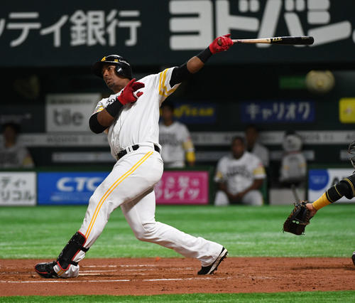 ソフトバンク対阪神　7回裏ソフトバンク1死一、二塁、グラシアルは左越え3点本塁打を放つ（撮影・今浪浩三）
