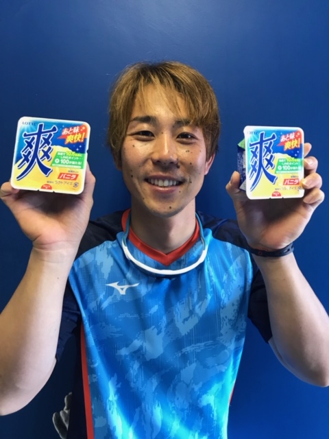 来場者プレゼントのロッテアイス「爽」を手にするロッテ鈴木