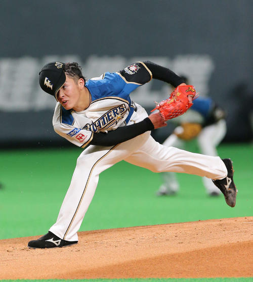 広島打線相手に汗びっしょりになりながら帽子を飛ばして力投する吉田輝星（2019年6月12日撮影）