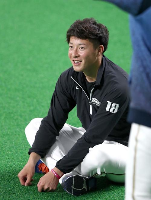 日本ハム対広島　プロ初勝利を挙げ、一夜明けてリラックスした表情の吉田輝（撮影・黒川智章）