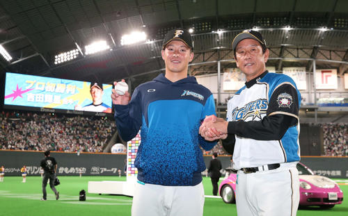プロ初登板初勝利を飾り栗山監督から祝福される吉田輝星（2019年6月12日撮影）