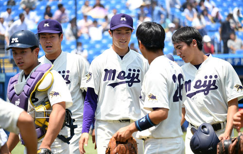 明大対東洋大　試合後、完封勝利した明大・森下（中央）は笑顔を見せる（撮影・滝沢徹郎）