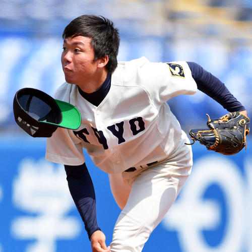 帽子を飛ばして力投する東洋大先発の村上（撮影・滝沢徹郎）