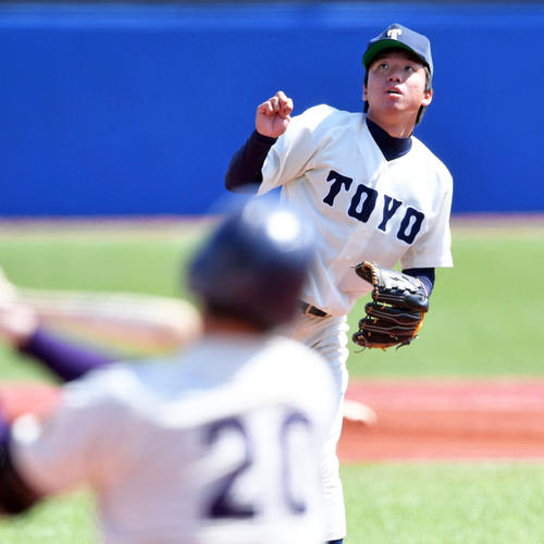 1回表明大2死一塁、北本（手前）に中越え適時打二塁打を浴びる東洋大・村上（撮影・滝沢徹郎）