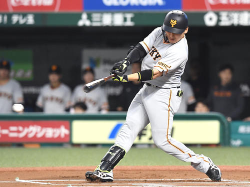 西武対巨人　1回表巨人1死三塁、先制の右前適時打を放つ丸（撮影・たえ見朱実）