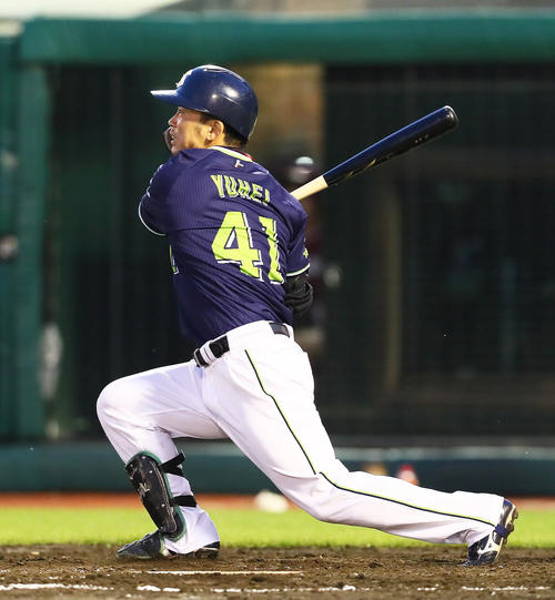 楽天対ヤクルト　4回表ヤクルト1死一塁、右越え2点本塁打を放つ雄平（撮影・足立雅史）