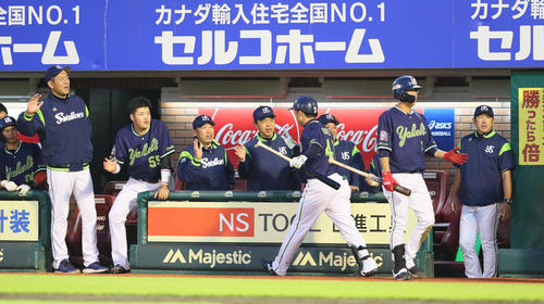 楽天対ヤクルト　4回表ヤクルト1死一塁、右越え2点本塁打を放った雄平（中央右）をタッチで迎える小川監督（同左）ら（撮影・足立雅史）