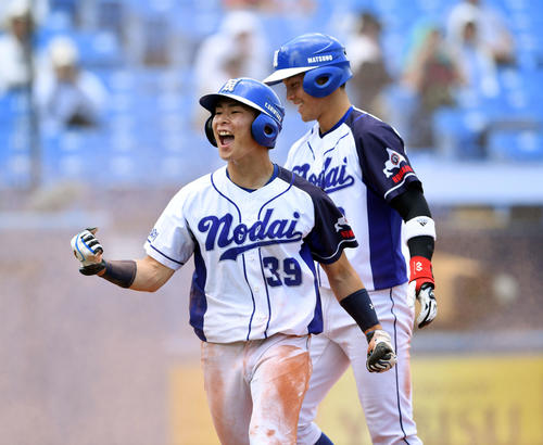 城西国際大対東農大北海道　4回裏東農大北海道1死二、三塁、榎本の右犠飛から生還する三塁走者新宅（左）（撮影・滝沢徹郎）