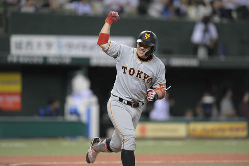 西武対巨人　4回表巨人2死二、三塁、炭谷は左越え3点本塁打を放ち、拳を突き上げる（撮影・加藤諒）