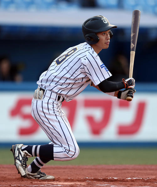 大商大対東海大　6回裏東海大2死一、三塁、勝ち越しの適時二塁打を放つ宮地（撮影・大野祥一）