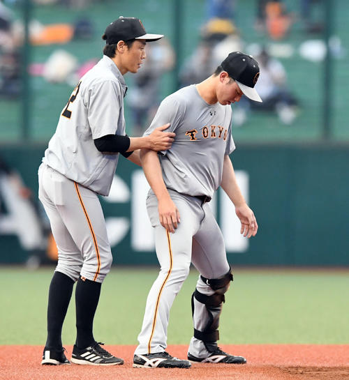 西武対巨人　1軍に昇格した巨人加藤脩平は鈴木コーチにアドバイスを受ける（撮影・たえ見朱実）