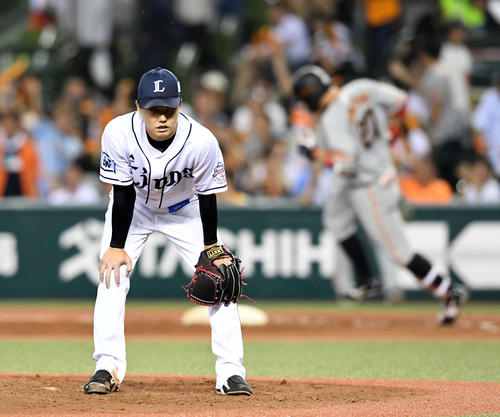 西武対巨人　4回表巨人2死二、三塁、炭谷に3点本塁打を浴びる郭（撮影・たえ見朱実）