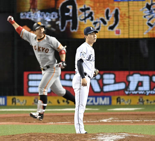 西武対巨人　4回表巨人2死二、三塁、炭谷に左越え3点本塁打を浴びる郭（撮影・鈴木みどり）