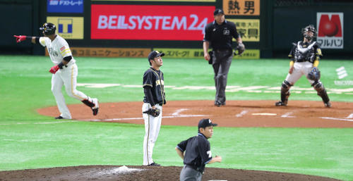 ソフトバンク対阪神　7回裏ソフトバンク1死一、二塁、グラシアルに左越え3点本塁打を浴び、ぼうぜんとする高橋遥（撮影・梅根麻紀）