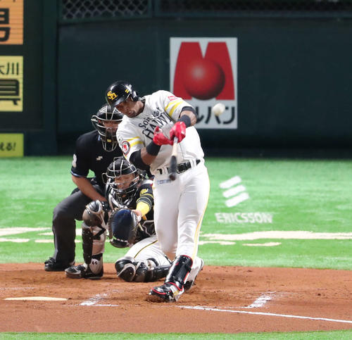 ソフトバンク対阪神　7回裏ソフトバンク1死一、二塁、グラシアルは先制の左越え3点本塁打を放つ（撮影・梅根麻紀）