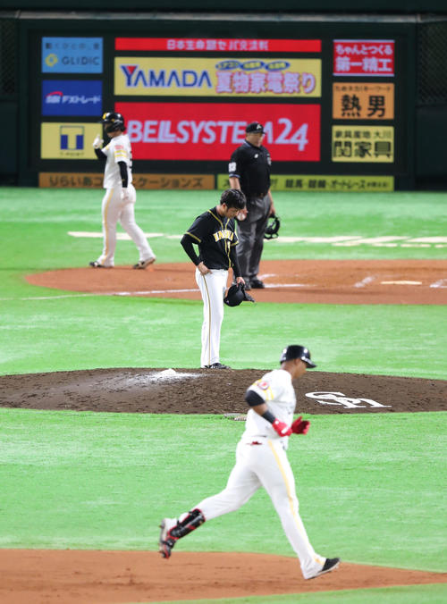 ソフトバンク対阪神　7回裏ソフトバンク1死一、二塁、グラシアルに左越え3点本塁打を浴びた高橋遥人はがっくり（撮影・梅根麻紀）