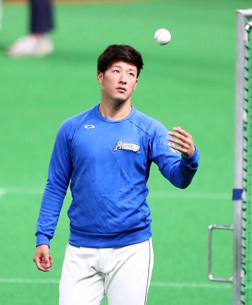 プロ初勝利を挙げ、一夜明けてリラックスした表情の吉田輝（撮影・黒川智章）
