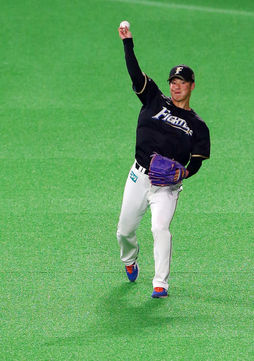 日本ハム対広島　前日プロ初勝利を挙げた日本ハム吉田キャッチボールで調整する（撮影・垰建太）