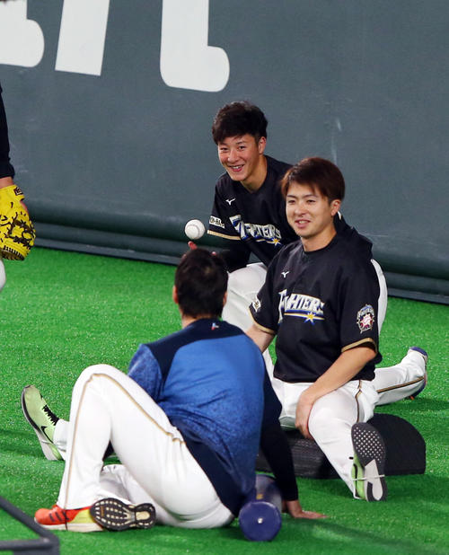 日本ハム対広島　前日プロ初勝利を挙げた日本ハム吉田（中央）はリラックスした表情で上沢らと談笑する（撮影・垰建太）
