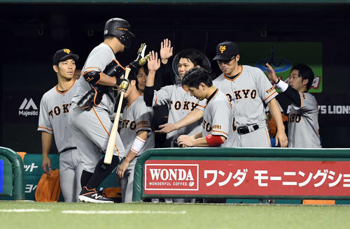 西武対巨人　7回表、中前に通算350号となる二塁打を放った阿部慎之助は、ベンチに戻りナインとハイタッチ（撮影・たえ見朱実）