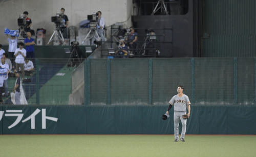 交流戦　西武対巨人　8回裏、中堅手の守備位置につき、帽子をとる巨人の加藤（撮影・加藤諒）