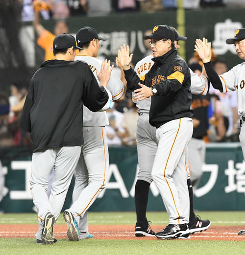 西武対巨人　今季3勝目を挙げた桜井を迎える巨人原監督（撮影・たえ見朱実）