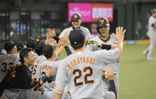 交流戦　西武対巨人　5回表巨人2死二塁、阿部（手前）は右越えに2点本塁打を放ち、走者丸とともにチームメイトに祝福される（撮影・加藤諒）