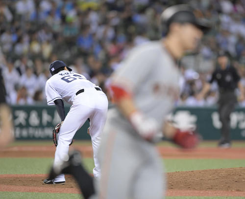 交流戦　西武対巨人　4回表2死二、三塁、西武先発の郭は炭谷に3点本塁打を浴び、膝に手をつく（撮影・加藤諒）