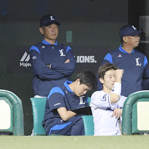 交流戦　西武対巨人　9回、厳しい表情で攻撃を見守る西武の辻監督（左上）（撮影・加藤諒）