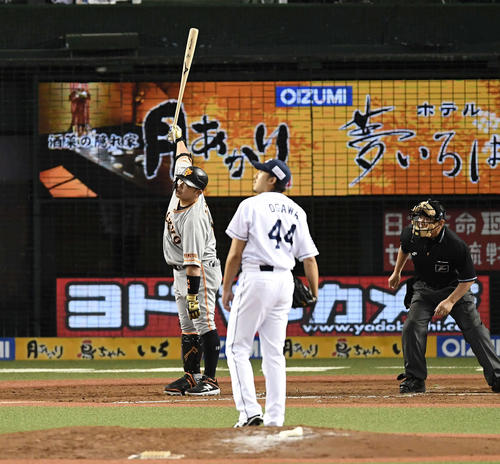 西武対巨人　5回表巨人2死、右越えソロ本塁打を放つ阿部。投手小川（撮影・鈴木みどり）