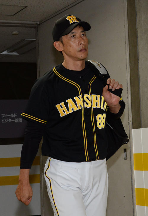 ソフトバンク対阪神　ソフトバンクに敗れ引き揚げる矢野燿大監督（撮影・今浪浩三）