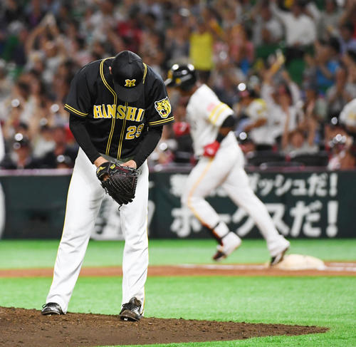 ソフトバンク対阪神　7回裏ソフトバンク1死一、二塁、先発の高橋遥人はジュリスベル・グラシアルに3点本塁打を浴びガックリする（撮影・今浪浩三）