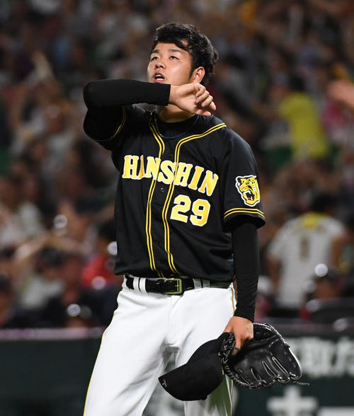 ソフトバンク対阪神　7回裏ソフトバンク1死一、二塁、先発の高橋遥人はジュリスベル・グラシアルに3点本塁打を浴びガックリする（撮影・今浪浩三）