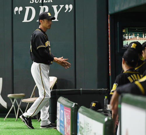 ソフトバンク対阪神　8回裏、高橋遥人から浜地真澄の交代を告げる矢野燿大監督（撮影・今浪浩三）