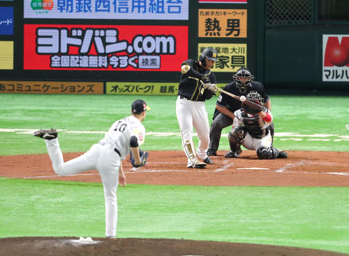 2019年6月13日　ソフトバンク対阪神　3回表阪神無死、高山俊は中前安打を放つ（撮影・梅根麻紀）