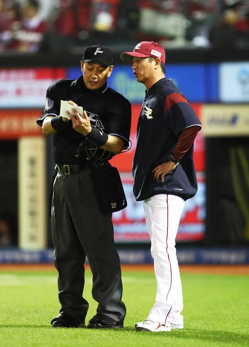 楽天対ヤクルト　選手交代を告げる楽天平石監督（撮影・足立雅史）