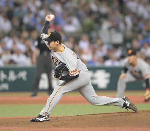 交流戦　西武対巨人　力投する巨人先発の桜井（撮影・加藤諒）
