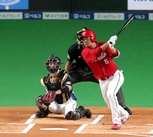 日本ハム対広島　1回表広島無死、長野は右翼フェンス直撃の三塁打を放つ。投手は日本ハム加藤（撮影・佐藤翔太）