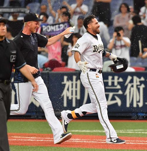 オリックス対中日　9回裏オリックス2死二、三塁、左前にサヨナラ適時打を放ちウオーターシャワーを浴びるステフェン・ロメロ（撮影・上田博志）