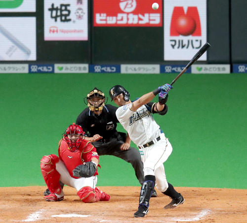 日本ハム対広島　12回裏日本ハム1死、大田は二塁打を放つ（撮影・佐藤翔太）