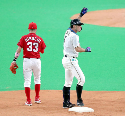 日本ハム対広島　12回裏日本ハム1死、二塁打を放ちポーズをとる大田（撮影・佐藤翔太）